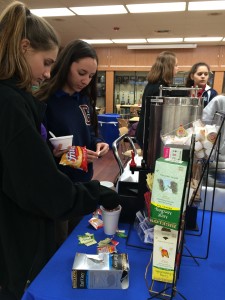 Sophomore Hayley Legon and freshman Anjuli Kaufman sweeten their tea at the hot drinks bar. Photo by Bianca Corgan