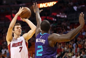 The Miami Heat's Goran Dragic (7) shoots against the Charlotte Hornets' Marvin Williams (2) in the first quarter at AmericanAirlines Arena in Miami on Tuesday, April 7, 2015. (Pedro Portal/El Nuevo Herald/TNS)